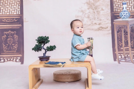 楚雄宝宝边吃奶边挣扎烦躁